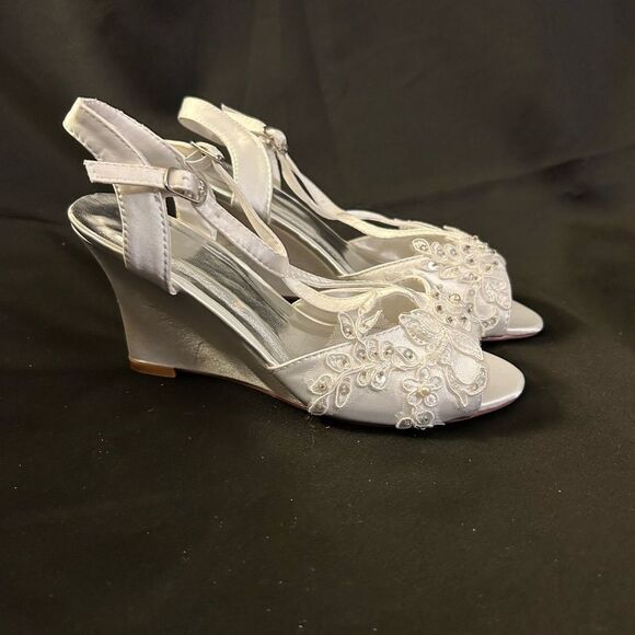 Women’s Satin Lace Peep Toe Flowers Detail Wedge Ankle Strap white size 4 - 4.5 - Picture 4 of 11